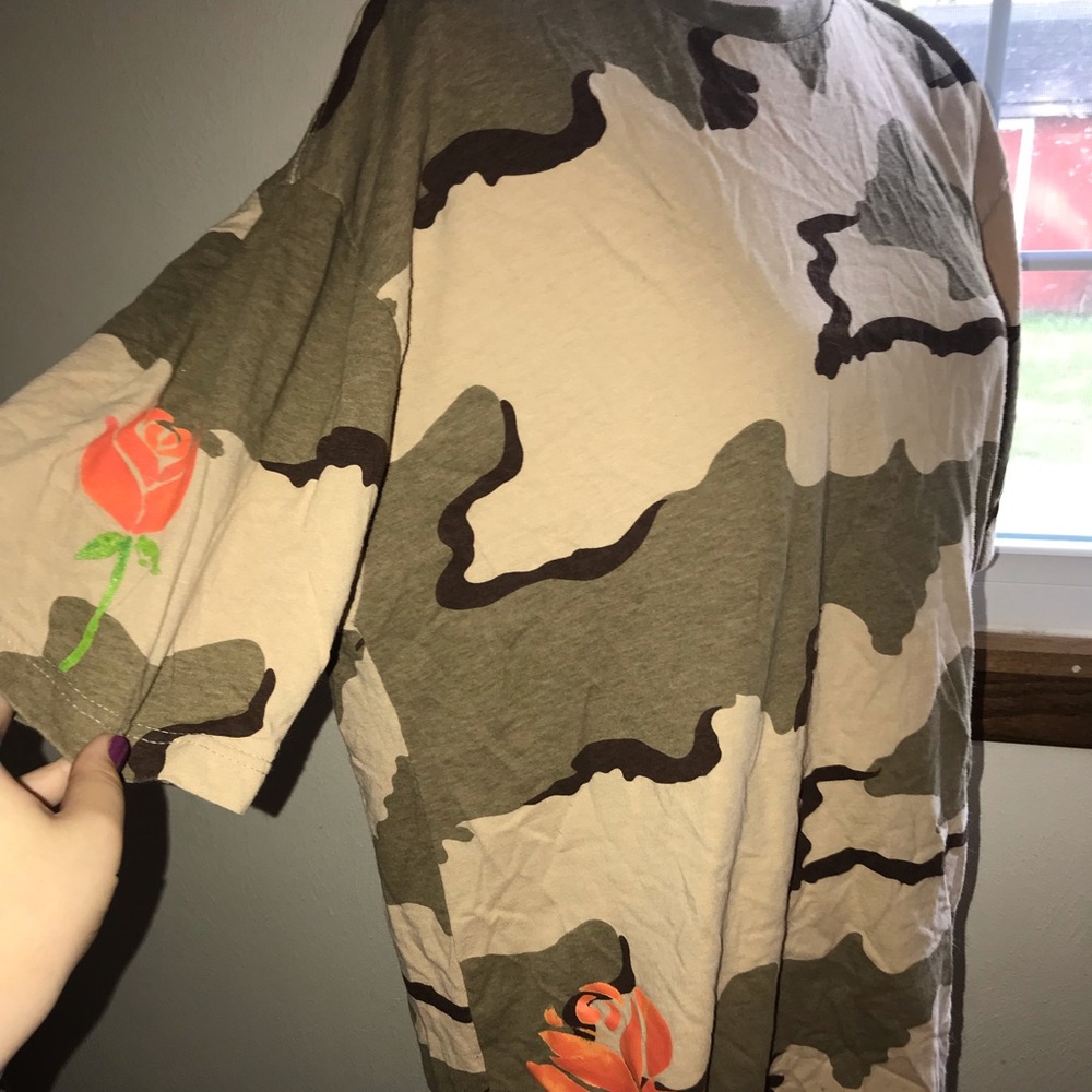 BDG Men’s XL Camo and Orange Rose Shirt